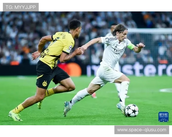 斯卡尔维尼进球后拥抱家人，看台庆祝瞬间感人