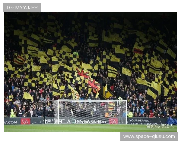 巴萨客场球迷区启用，数百名球迷聚集观赛