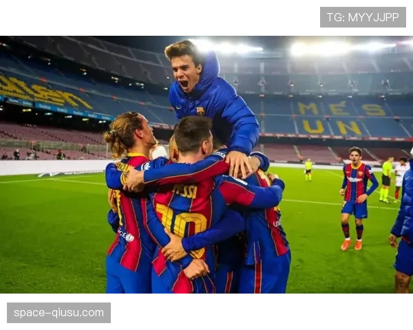 巴萨训练课重点演练两翼纵深突击,亚马尔状态火热 巴萨训练课重点演练两翼纵深突击,亚马尔状态火热