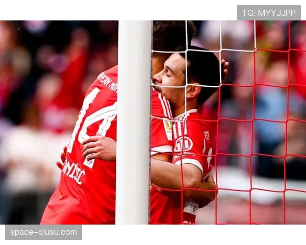 拜仁4-2逆转斯图加特提前四轮夺冠，凯恩替补建功